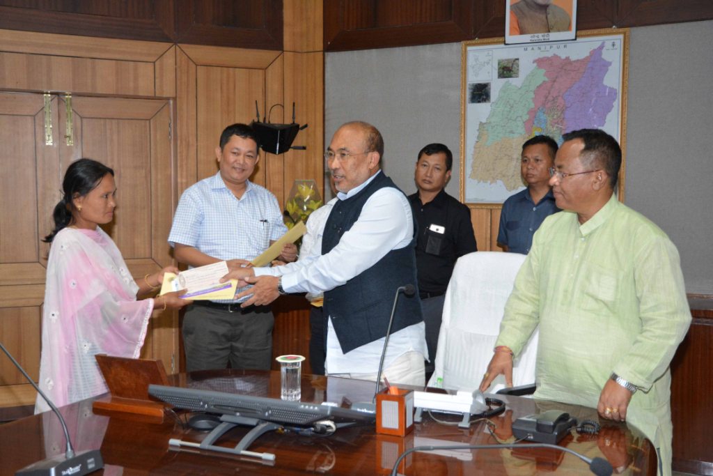 CM EXTENDS LOANS TO SELF HELP GROUPS OF KWATHA VILLAGE