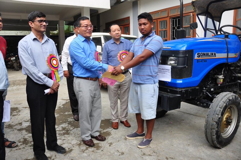 MINISTER V. HANGKHANLIAN DISTRIBUTED AGRICULTURAL MACHINARIES