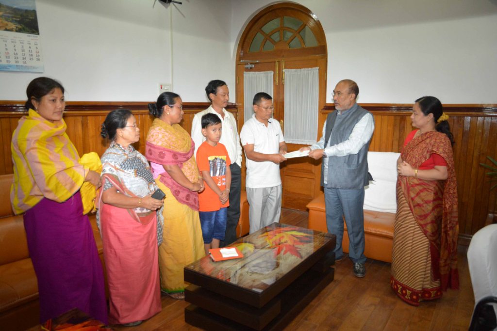 CM HANDED OVER RS. 5 LAKH AS EX-GRATIA TO LATE ROBINHOOD’S FAMILY