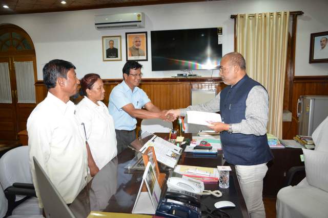 HOME GUARD EMPLOYEES DONATES RS 1,00,000 FOR FLOOD VICTIMS